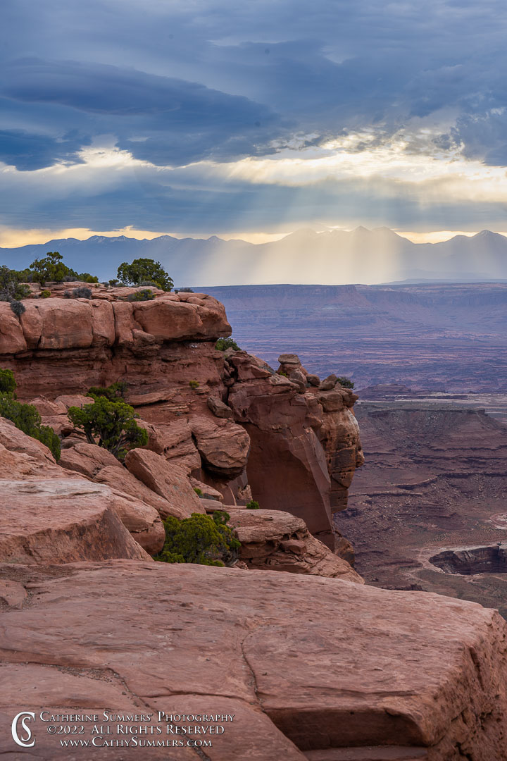 20220507_016: vertical, clouds, sun, canyon, sunray, cliff