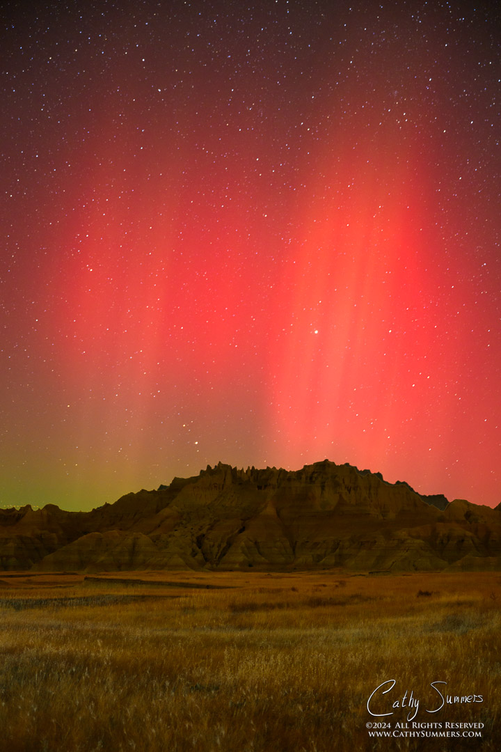20241006_NZ80003-3: Badlands National Park, aurora borealis