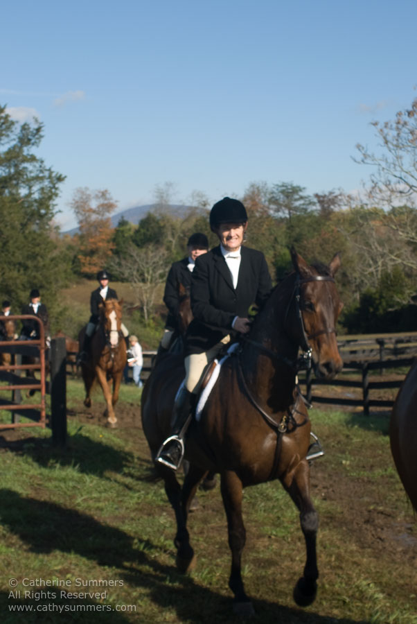 FH_2007_013: Farmington Hunt, Fox Hunting, Opening Meet, Hidden Fox, Kim Morton
