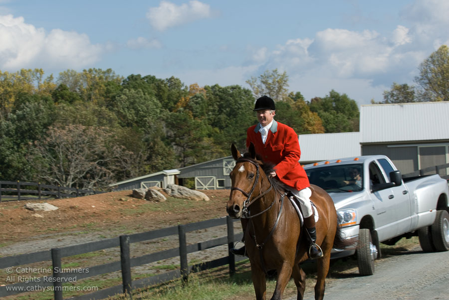 FH_2007_029: Farmington Hunt, Fox Hunting, Opening Meet, Bok Summers, Whip, Hidden Fox