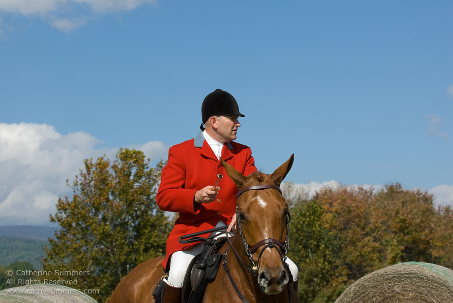 FH_2007_033: Farmington Hunt, Fox Hunting, Opening Meet, Daron Beeney, Huntsman, Hidden Fox