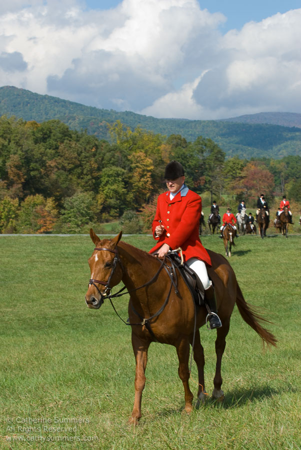 FH_2007_034: Farmington Hunt, Fox Hunting, Opening Meet, Daron Beeney, Huntsman, Hidden Fox
