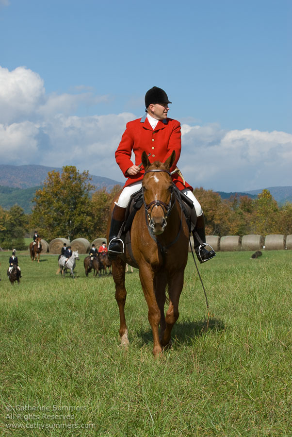 FH_2007_035: Farmington Hunt, Fox Hunting, Opening Meet, Daron Beeney, Huntsman, Hidden Fox
