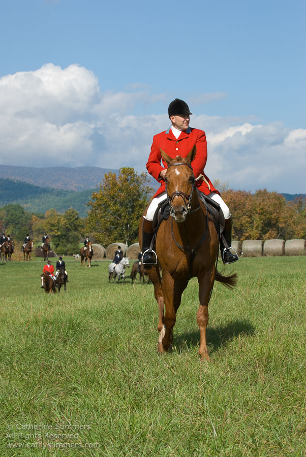 FH_2007_036: Farmington Hunt, Fox Hunting, Opening Meet, Daron Beeney, Huntsman, Hidden Fox