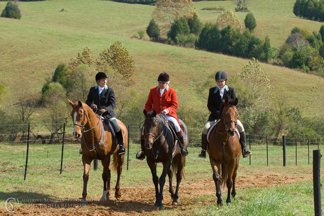 FH_2007_053: Farmington Hunt, Fox Hunting, Opening Meet, Kay Butterfield, Hidden Fox, Pat Butterfield